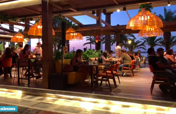 Bezoekers van een horecagelegenheid op Kreta in coronatijd. 